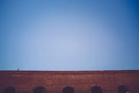 棕色混凝土墙，棕色，田野，晴朗，蓝色，天空，桥梁，砖块