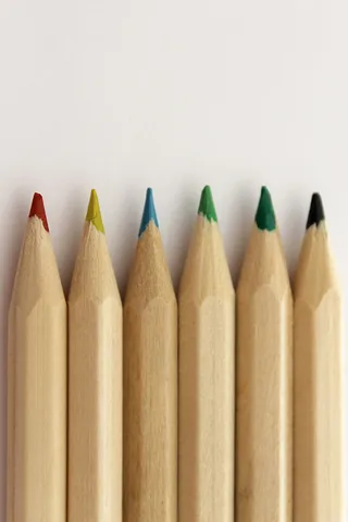 几种颜色的铅笔，铅笔，颜色，蓝色，玫瑰色，红色，木质，橙色