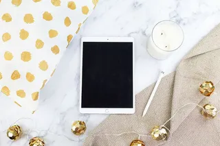 苹果铅笔旁的白色iPad Pro