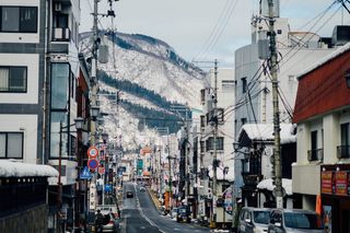 两辆车停在大楼前的路边