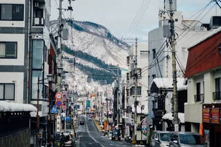 两辆车停在大楼前的路边