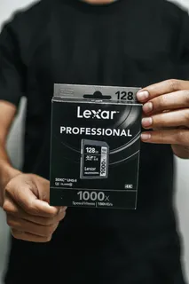 持有Lexar Professional存储卡盒的人员