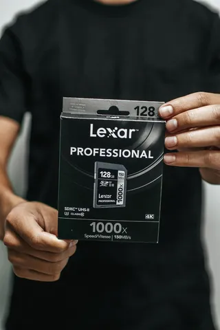 持有Lexar Professional存储卡盒的人员