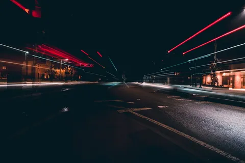 黑色、混凝土、道路、夜间、黑暗、夜晚、城市、灯光 黑色、混凝土、道路、夜间、黑暗、夜晚、城市、灯光
