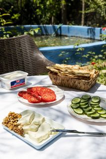 白桌子上的蔬菜片