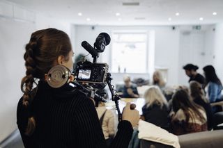 携带相机的女性，人，人，麦克风，电气设备，三脚架，英国布里斯托尔