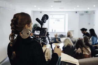 携带相机的女性，人，人，麦克风，电气设备，三脚架，英国布里斯托尔