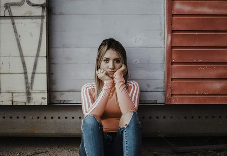 一位穿着橙色长袖衬衫的女士的照片