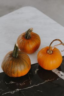 大理石上的橙色万圣节南瓜 大理石上的橙色万圣节南瓜