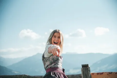 微笑的女人穿着花裙子,右手指向 微笑的女人穿着花裙子,右手指向