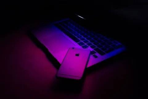笔记本电脑上的太空灰色iPhone 6 笔记本电脑上的太空灰色iPhone 6