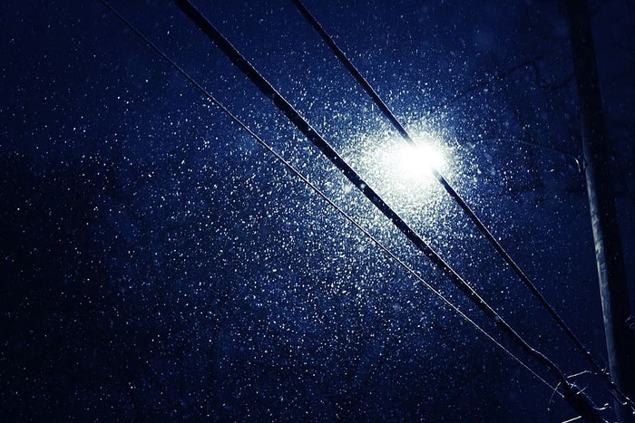 雪，飘落，街道，灯光，电话，电线杆，夜晚，时间