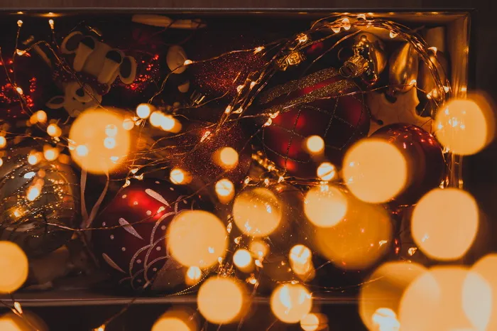 圣诞灯和小玩意球的散景拍摄