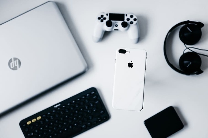 笔记本电脑、手机、控制器、游戏、玩家、技术、技术、办公桌