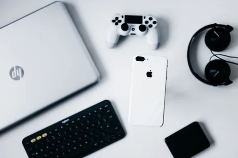 笔记本电脑、手机、控制器、游戏、玩家、技术、技术、办公桌