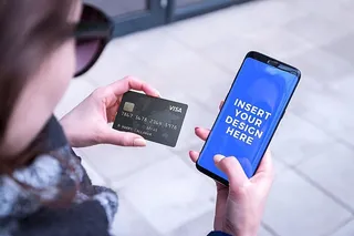 免费模型。优雅女人在智能手机上支付在线订单