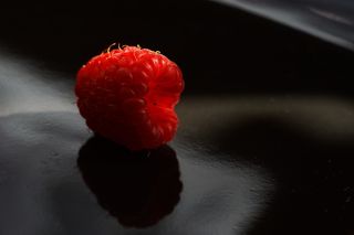 黑色表面上红莓的特写照片