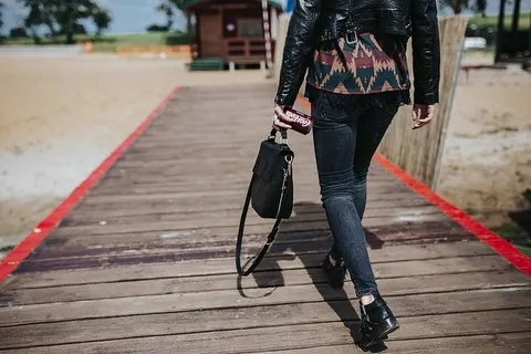 湖边一个木码头上美丽的金发女人 湖边一个木码头上美丽的金发女人