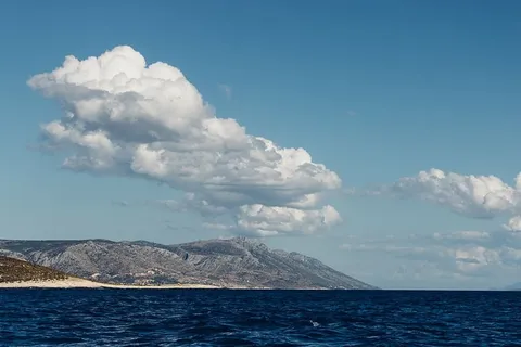 白色，云，山，身体，水，白天，灰色，山