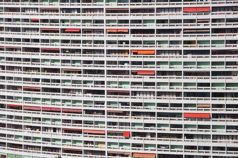 白色和棕色木架