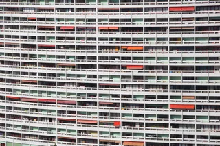 白色和棕色木架