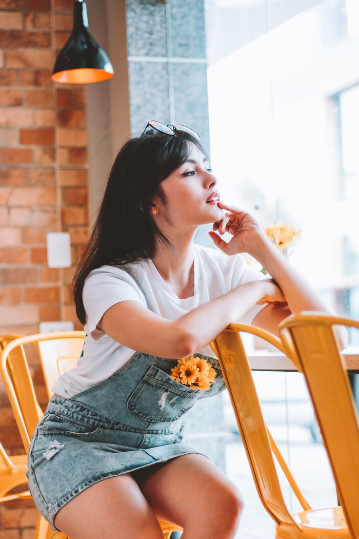 穿牛仔套头衫的女人侧身看