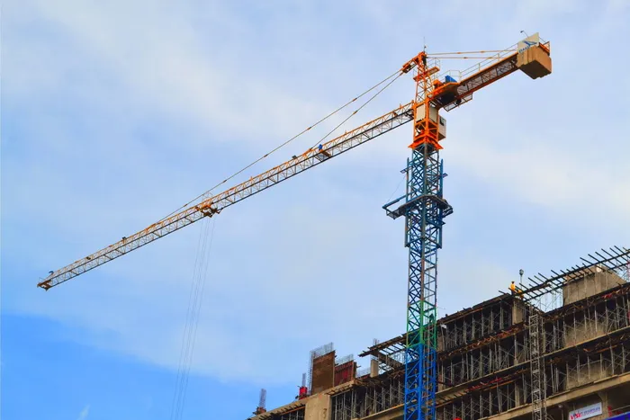红、灰、蓝、拖线、天空、起重机、建筑、建筑