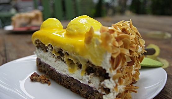 咖啡馆、甜点、蛋糕、奶油、馅饼、食品和饮料、食品、盘子