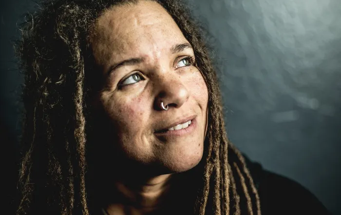 看右上角的女人