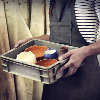 拿着灰色塑料箱的人 拿着灰色塑料箱的人