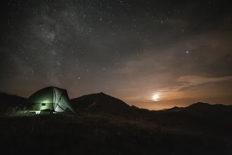 夜晚的圆顶帐篷 夜晚的圆顶帐篷