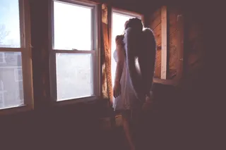 女性，闪耀光明，黑暗与光明，飞走，被光明，进入光明，白色连衣裙，感觉