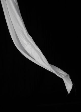 白色纺织品，白色，纺织品，飘动布，面料，流动材料，黑色背景，菜鸟图库