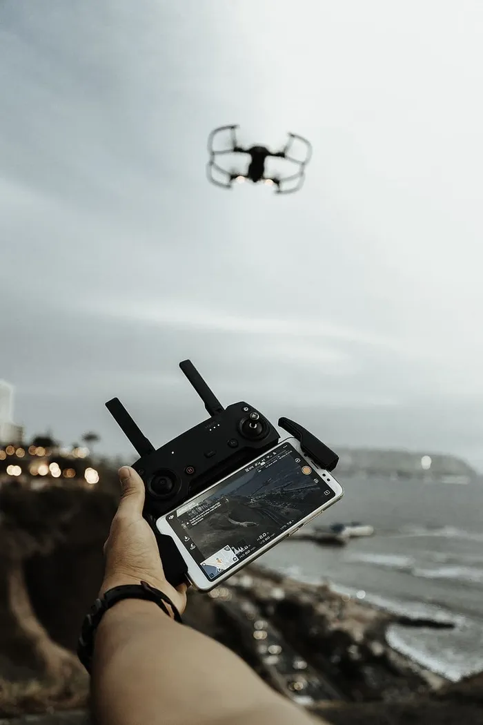 使用带有gamepad控制无人机的智能手机的人