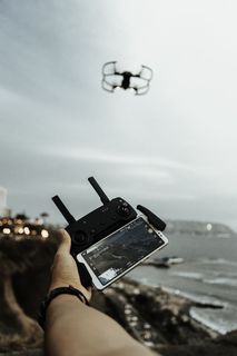 使用带有gamepad控制无人机的智能手机的人