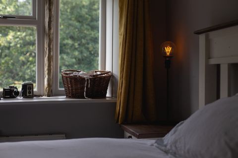 打开落地灯、床、卧室、家具、室内、照明设备、窗户、家庭房间