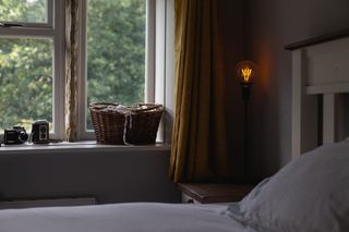 打开落地灯、床、卧室、家具、室内、照明设备、窗户、家庭房间