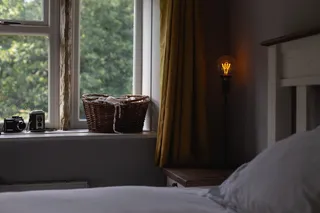 打开落地灯、床、卧室、家具、室内、照明设备、窗户、家庭房间