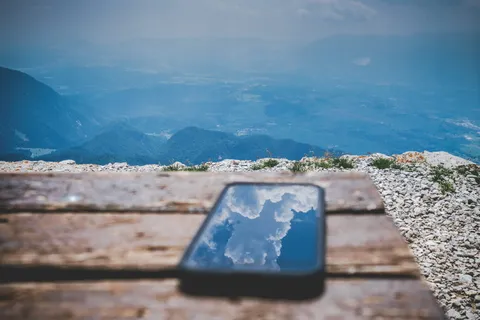 智能手机、桌面、应用程序、云、反射、上方、攀登、山脉