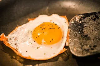 食物，鸡蛋，面包，早餐，煎锅，炒锅，汉堡，馒头