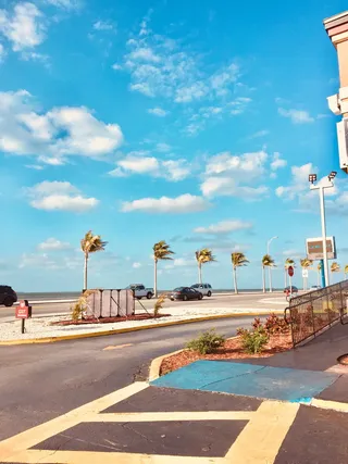 灯柱附近道路上的汽车