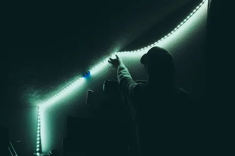 穿连帽夹克的男子 穿连帽夹克的男子