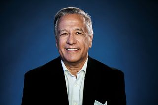 友好微笑的男子照片