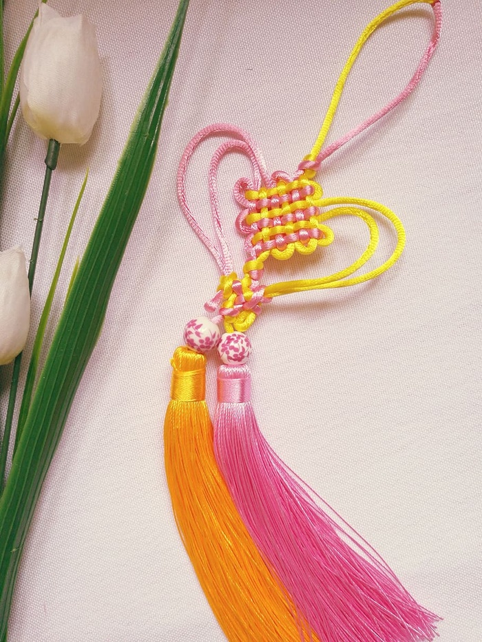 桌面、彩色、中国结、室内、无人、特写、静物、工作室拍摄