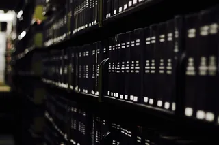 书架上的黑色精装书