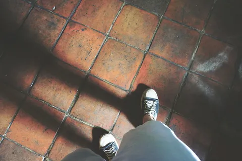 个人,穿着,双,运动鞋,黑色,白色,低,顶部 个人,穿着,双,运动鞋,黑色,白色,低,顶部