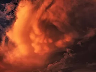 橙色多云的天空