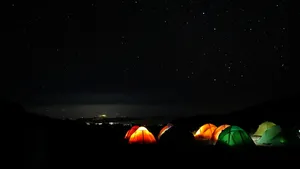 星星下的帐篷，乞力马扎罗山，山脉，巴兰科营地，夜晚，长时间曝光，星星空间，空间