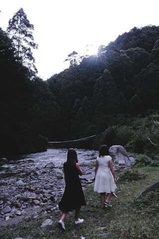 第二，女人，散步，河流，女人，旁边，白天，人们