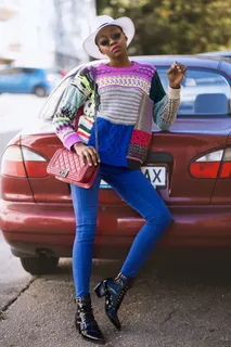 穿彩色毛衣的女人 穿彩色毛衣的女人